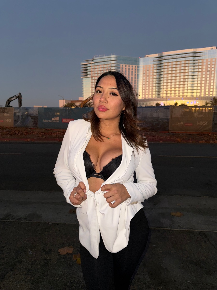 Take a pause and enjoy Ali Cruz — streaming from Jixi