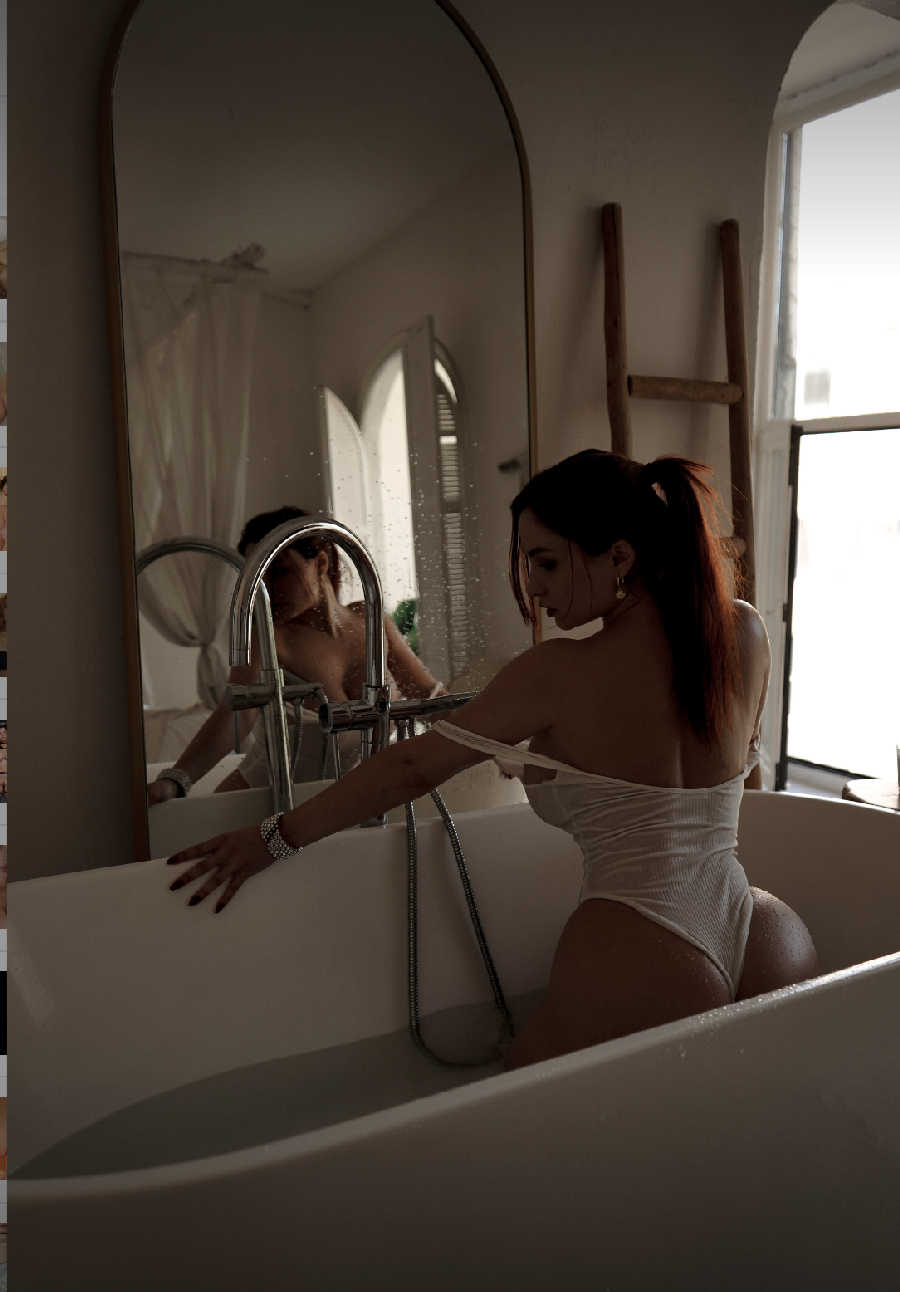 A playful frame from Miranda Faith nude — online in Jixi