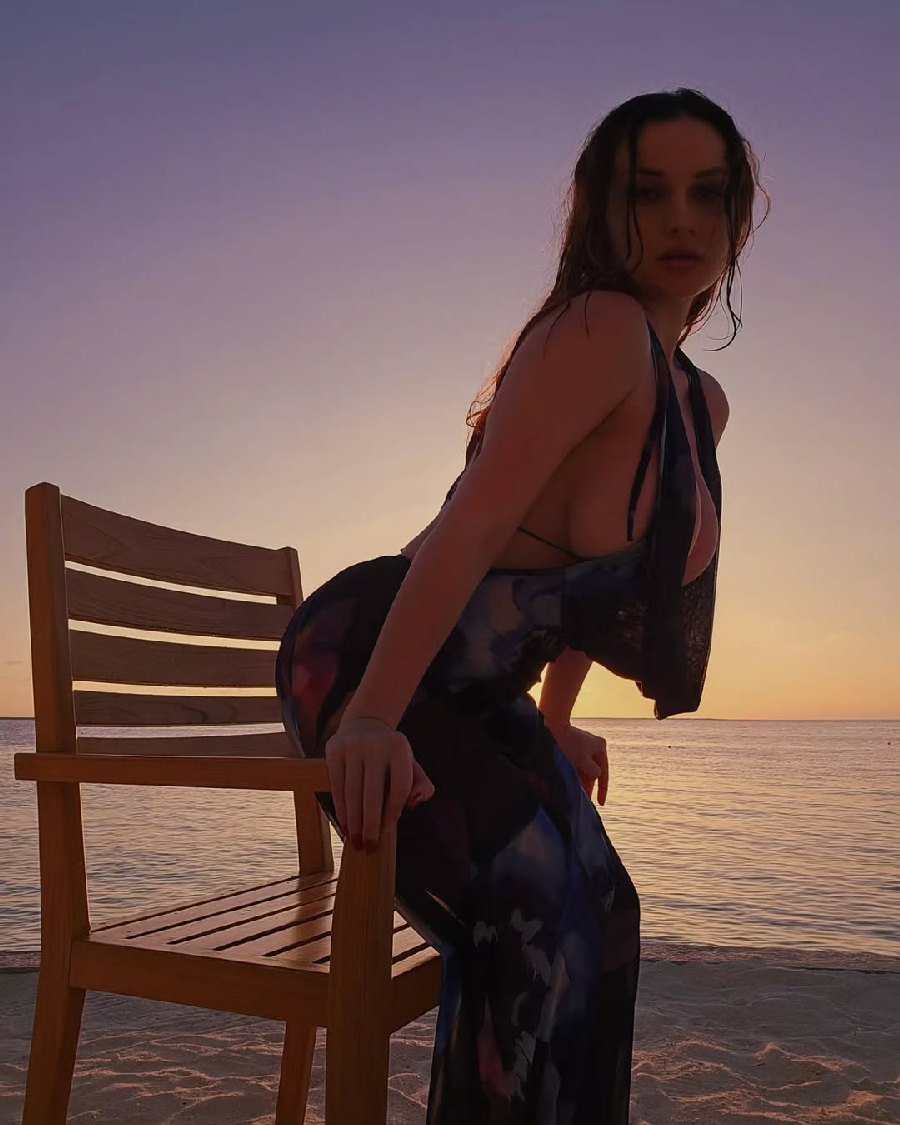 Sexy girl Miranda Faith nude in Jixi