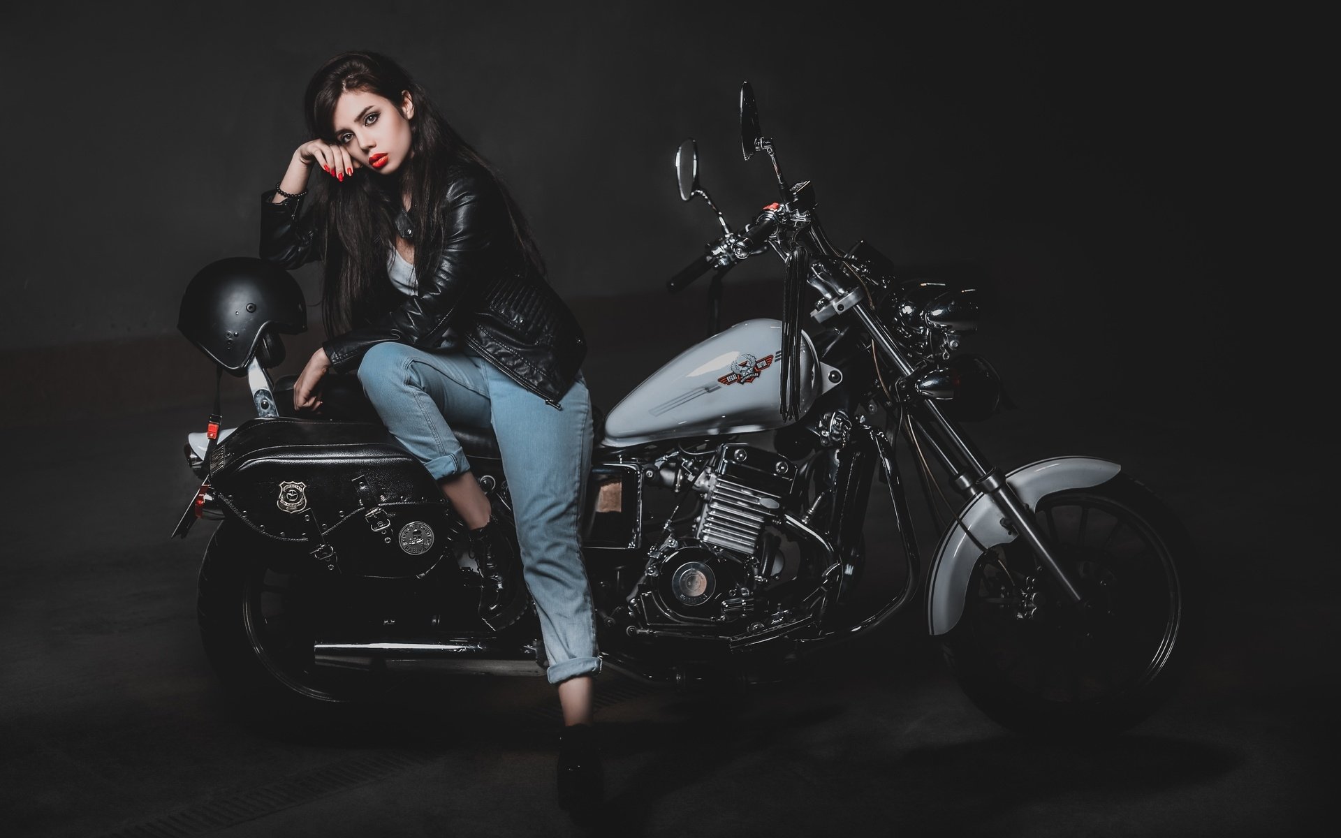Biker girls: style and drive in Jixi