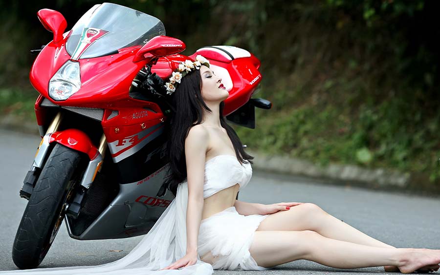 Beautiful girls and motorcycles in Jixi