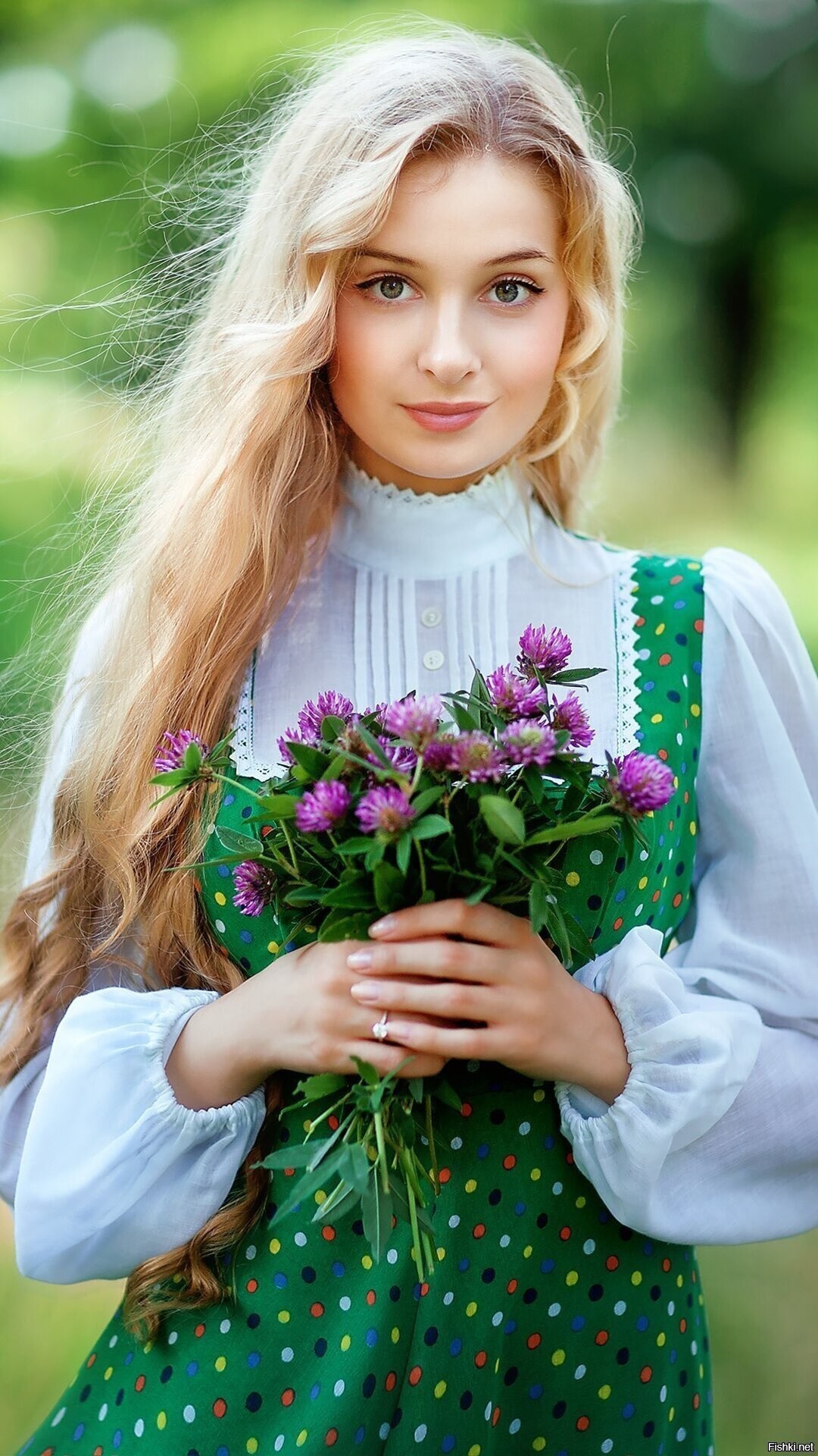 Girls in Slavic costumes in Jixi
