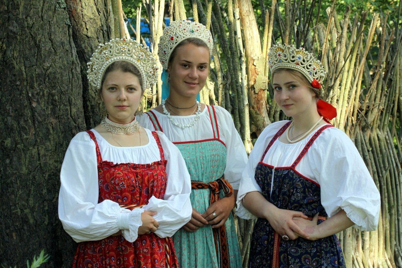 Sexy model Girls in Slavic costumes in Jixi